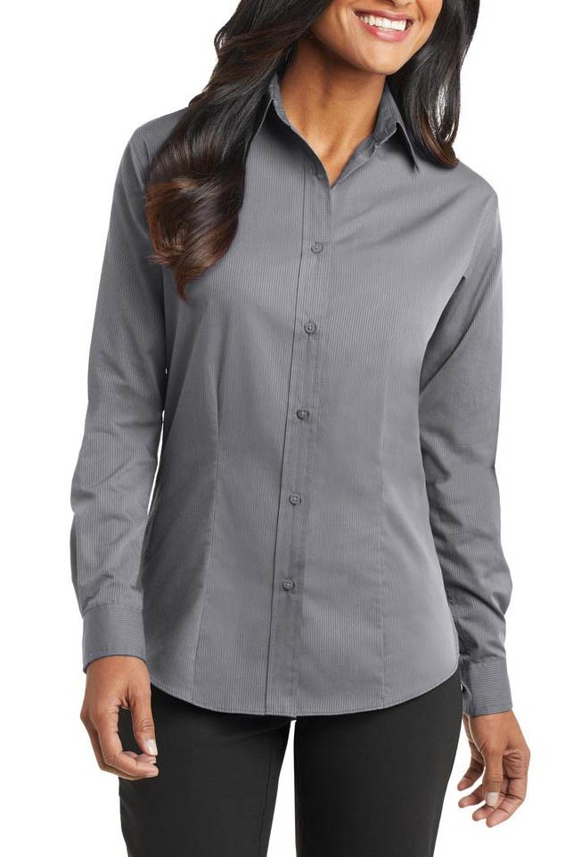Blusa de manga larga, antiarrugas, diseño discreto e ideal para la oficina.  Port Authority® L613 gris