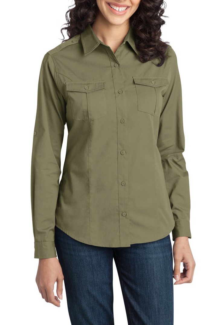 Port Authority® blusa estilo militar de manga larga, con dos bolsillos al frente. L649 vintage khaki