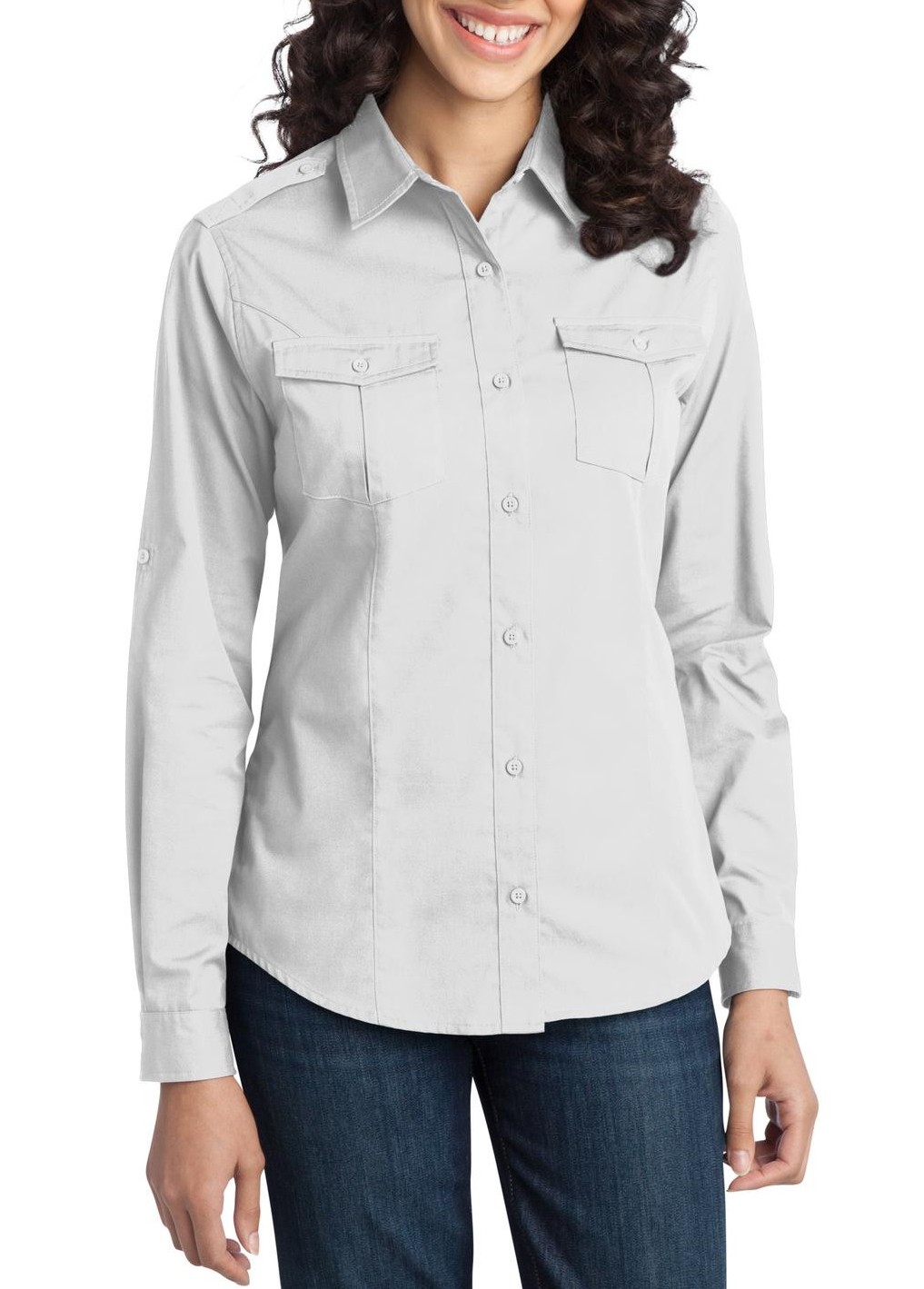 Port Authority® blusa estilo militar de manga larga, con dos bolsillos al frente. L649 blanco