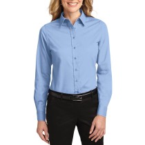 Port Authority® blusa de manga larga anti-arrugas, perfecta para la jornada laboral. L608 azul claro