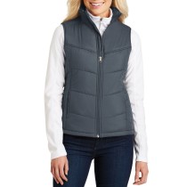 Port Authority® Chaleco acolchado para dama con cuello estilo cadete. L709 pizarra oscura