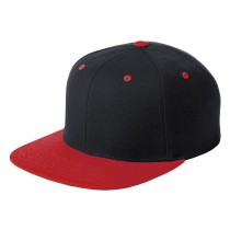 Sport-Tek® Gorra estructurada de perfil alto y ajuste perfecto. STC19 negro/rojo