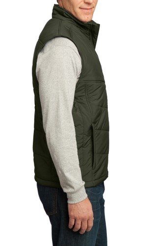 Port Authority® Chaleco acolchado para hombre con cuello estilo cadete. J709 oliva/pimiento