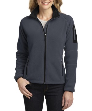 Port Authority® Chamarra polar de estilo urbano para dama. L229 gris acorazado/negro