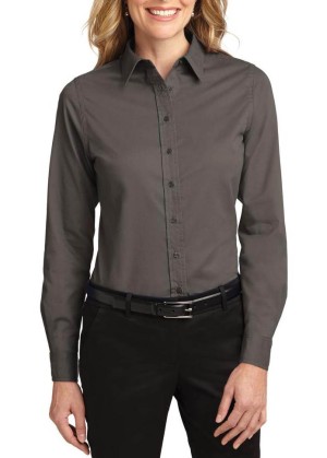 Port Authority® blusa de manga larga anti-arrugas, perfecta para la jornada laboral. L608 corteza