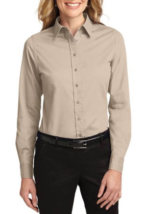 Port Authority® blusa de manga larga anti-arrugas, perfecta para la jornada laboral. L608 beige