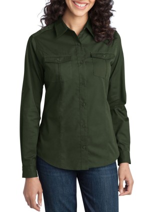 Port Authority® blusa estilo militar de manga larga, con dos bolsillos al frente. L649 albahaca