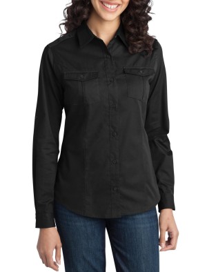 Port Authority® blusa estilo militar de manga larga, con dos bolsillos al frente. L649 negro