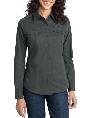 Port Authority® blusa estilo militar de manga larga, con dos bolsillos al frente. L649 acero