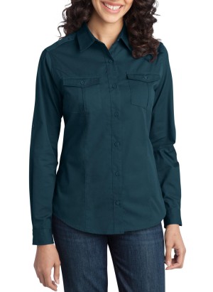 Port Authority® blusa estilo militar de manga larga, con dos bolsillos al frente. L649 azul ultra
