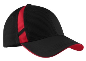 Sport-Tek® gorra bicolor de algodón con laterales de malla. STC12 negro/rojo